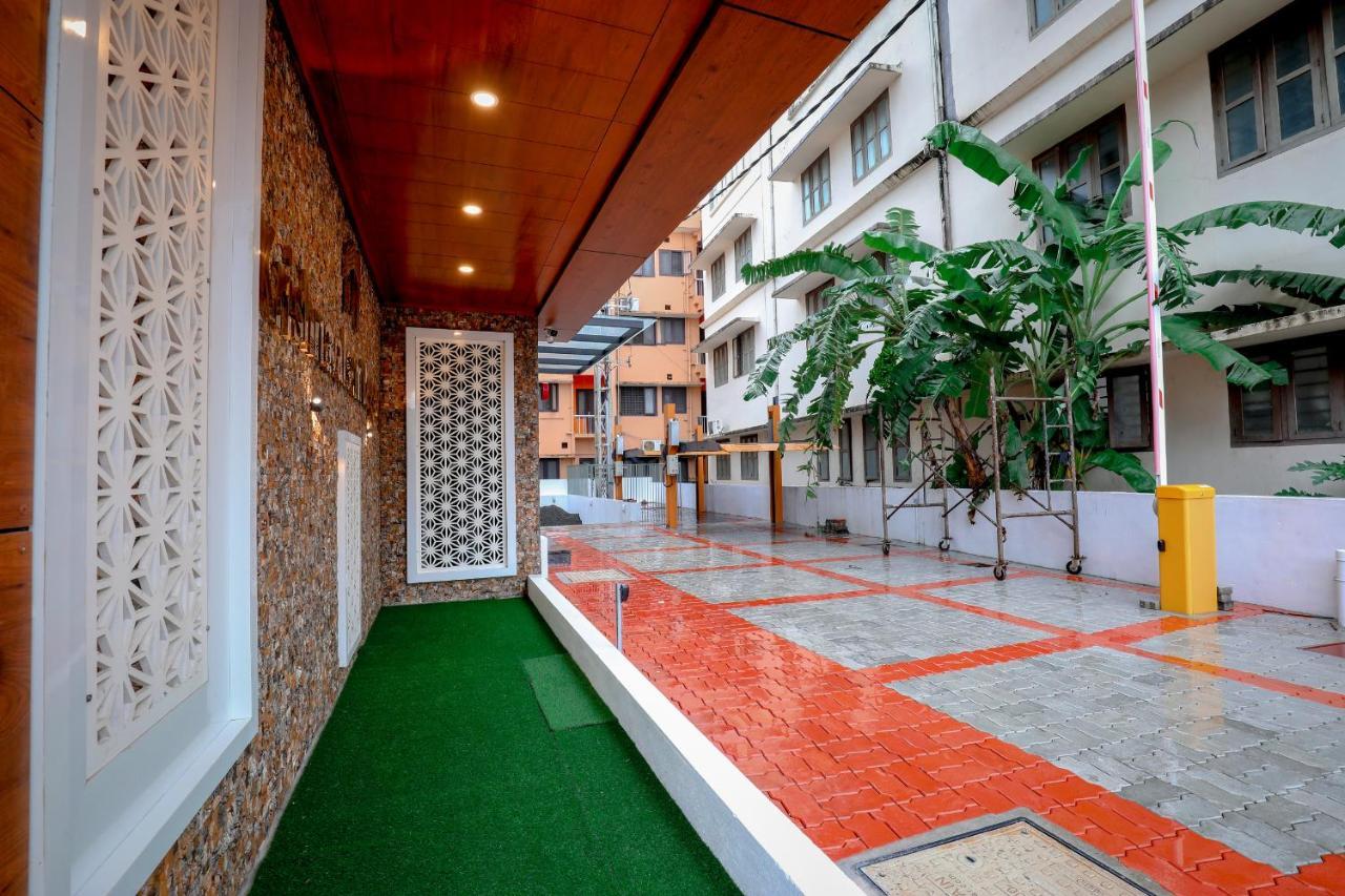 Hotel Krishnavalsam Regency Guruvāyūr Exterior foto